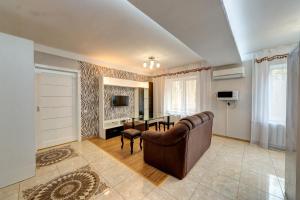 a living room with a couch and a table at Excellent apartment Druzhby Narodov boulevard 3a. Lybedskaya metro station in Kyiv