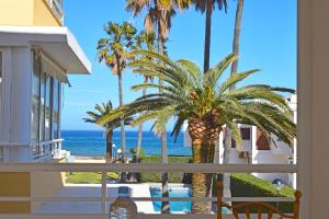 - une vue sur l'océan depuis le balcon d'une maison dans l'établissement Anacasa Punta Marines Llac Victoria AP2206, à Dénia