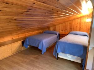 Una cama o camas en una habitación de Ático en Cerler con vistas a las montañas