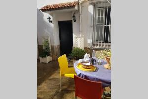 a table with a blue table cloth and yellow chairs at ApartF32020 in El Biar