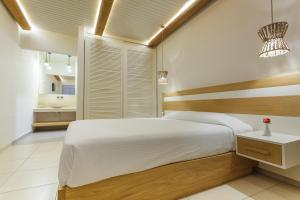 Ένα ή περισσότερα κρεβάτια σε δωμάτιο στο Aeolos Resort