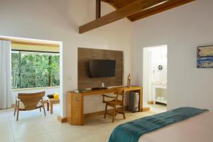 Uma TV ou centro de entretenimento em Eco Resort Hotel Villa São Romão