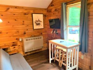 TV a/nebo společenská místnost v ubytování Pine Crest Motel & Cabins + 37 fotografií