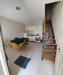 ein Wohnzimmer mit einer Treppe und eine Küche in der Unterkunft Dptos CerBo in Deán Funes
