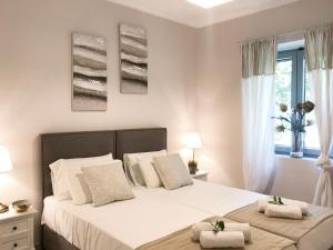 Un pat sau paturi într-o cameră la Alekas Harbour House