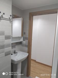łazienka z umywalką i lustrem w obiekcie Apartemento Pablo w Santiago de Compostela +8 zdjęć