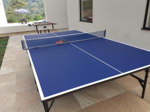 a blue ping pong table in a room at Villa Zully in Villeta