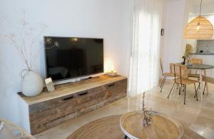 ein Wohnzimmer mit einem großen Flachbild-TV in der Unterkunft MADMAR Maria Zambrano in Málaga