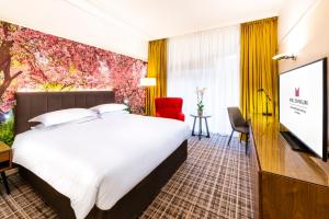 una camera d'albergo con un letto e una TV a schermo piatto di Millennium Hotel and Conference Centre Gloucester London a Londra