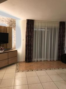 TV a/nebo společenská místnost v ubytování Kara Apartman + 28 fotografií
