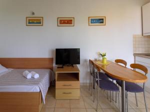 Telewizja i/lub zestaw kina domowego w obiekcie Apartment in Suko an near Sandy Beach