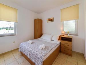 sypialnia z łóżkiem i dwoma białymi ręcznikami na nim w obiekcie Apartment in Suko an near Sandy Beach w Sukošanie
