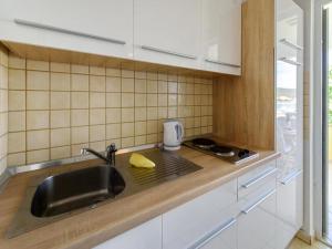 Kuchnia lub aneks kuchenny w obiekcie Apartment in Suko an near Sandy Beach