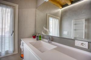 A bathroom at Ca' dei Battuti Apartments Még 21 kép