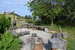 una zona de picnic con mesa de picnic y bancos en Biohof Ebenbauer en Waidhofen an der Ybbs