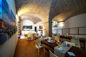 - un restaurant avec des tables et des chaises dans une salle dans l'établissement il Monastero di Bevagna, à Bevagna