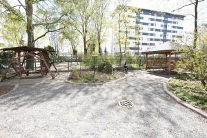 - un parc avec un pavillon et un kiosque dans l'établissement Rental Apartment Kaski Vuokramajoitus Oy, à Turku