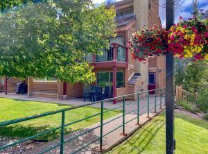 Zahrada ubytování Panorama Mountain Resort - Horsethief Lodge with Fairmont Creek