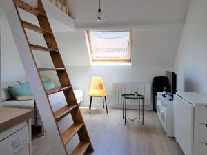 un pequeño apartamento con una escalera en una habitación en FleuryBis - Appartement calme proche de Rouen, en Déville-lès-Rouen