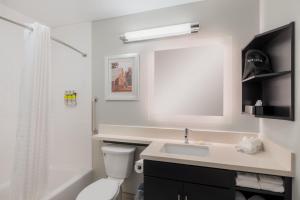 Baño blanco con lavabo y aseo en Candlewood Suites Cookeville, an IHG Hotel, en Cookeville