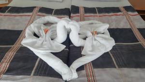 Una cama con tres toallas encima. en Hotel Haarener Hof en Bad Wünnenberg