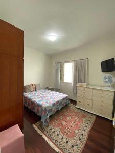 1 dormitorio con 1 cama, vestidor y ventana en Suite Aeroporto de Congonhas, en São Paulo