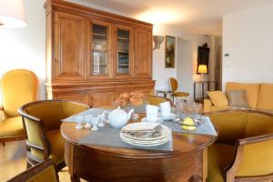 コルマールにあるCOLMAR - Appartement "LE ROESSELMANN 2" -のダイニングルーム(テーブル、皿付) +8枚の写真