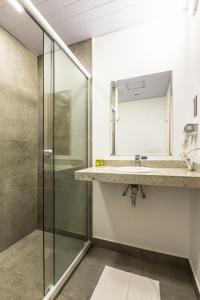 A bathroom at Graal Inn Mairiporã