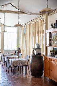 eine Küche mit einem Tisch und Stühlen im Zimmer in der Unterkunft Maria Tindara "La Locanda" in Vulcano