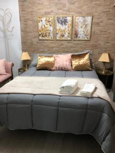 Säng eller sängar i ett rum på La puerta azul en el corazón de Cádiz