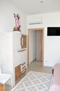 A television and/or entertainment centre at Sant Isidoro suite