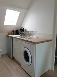 a washer and dryer in a kitchen with a window at FleuryBis - Appartement calme proche de Rouen in Déville-lès-Rouen
