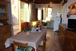 kuchnia ze stołem i ściereczką w obiekcie Lovelyflat II Albisano w mieście Torri del Benaco