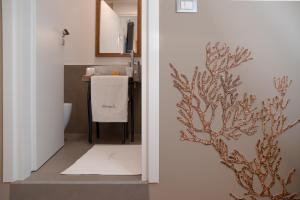 ein Bad mit einem Waschbecken und einem WC in einem Zimmer in der Unterkunft Litium 3 in Lecce