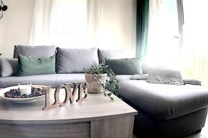 sala de estar con sofá y mesa con signo de amor en Apartamento Minerva, en Benalmádena