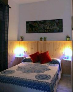 Un pat sau paturi într-o cameră la Encantador bajo en Málaga
