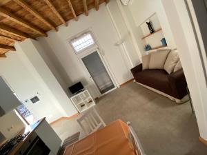 een woonkamer met een bank en een televisie bij Novi Homes in Milaan