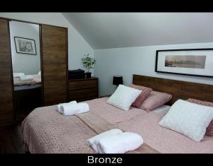 1 dormitorio con 2 camas y toallas blancas. en Villa Brigit, en Nová Lesná