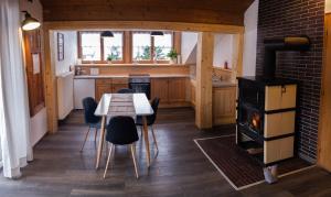 una cucina e una sala da pranzo con tavolo e piano cottura di Pepi‘s Apartment a Hallstatt