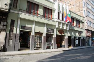 un edificio en una calle de una ciudad con tiendas en Ayenda 1133 Casa Polty en Manizales