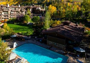 Bazén v ubytování Manor Vail Lodge nebo v jeho okolí