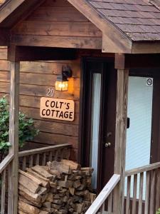 um sinal na frente de uma cabine em Asheville Cabins of Willow Winds em Asheville