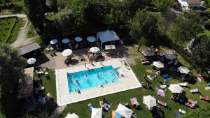 Vista de la piscina de Agriturismo Casa Carpanelli o d'una piscina que hi ha a prop