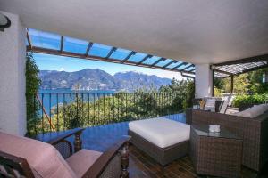 - Balcón con cama y vistas al agua en Villa la Grona en Menaggio