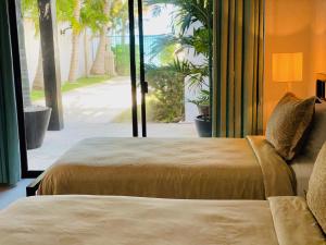 A bed or beds in a room at Villa Albatros Cancun