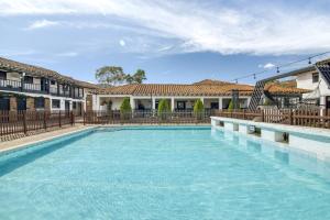 uma grande piscina em frente a uma casa em Selina Villa De Leyva em Villa de Leyva