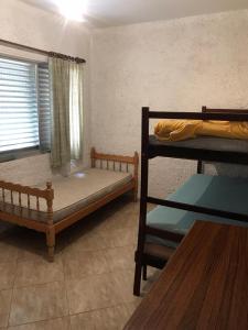 מיטה או מיטות קומותיים בחדר ב-Edifício Marambaia