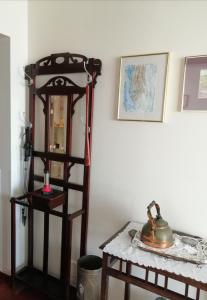 a room with a shelf and a mirror and a table at Apartment Palma Madeira wandern und tauchen in Caniço