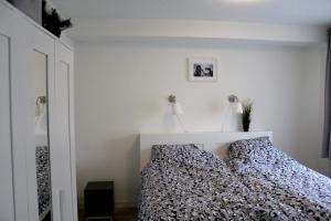 1 dormitorio con 1 cama con 2 lámparas encima en Veldhuis, en Woubrugge