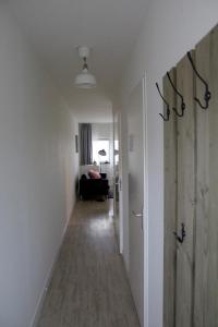 un pasillo vacío con un pasillo que conduce a una sala de estar en Veldhuis, en Woubrugge